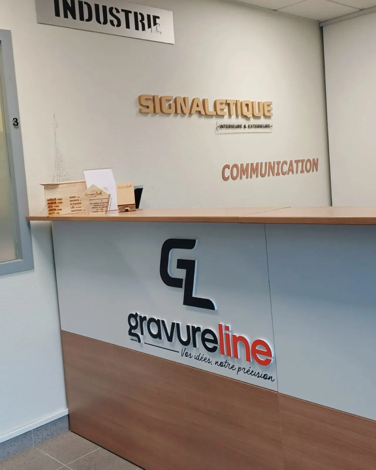 Banque d'accueil (1) — Gravureline