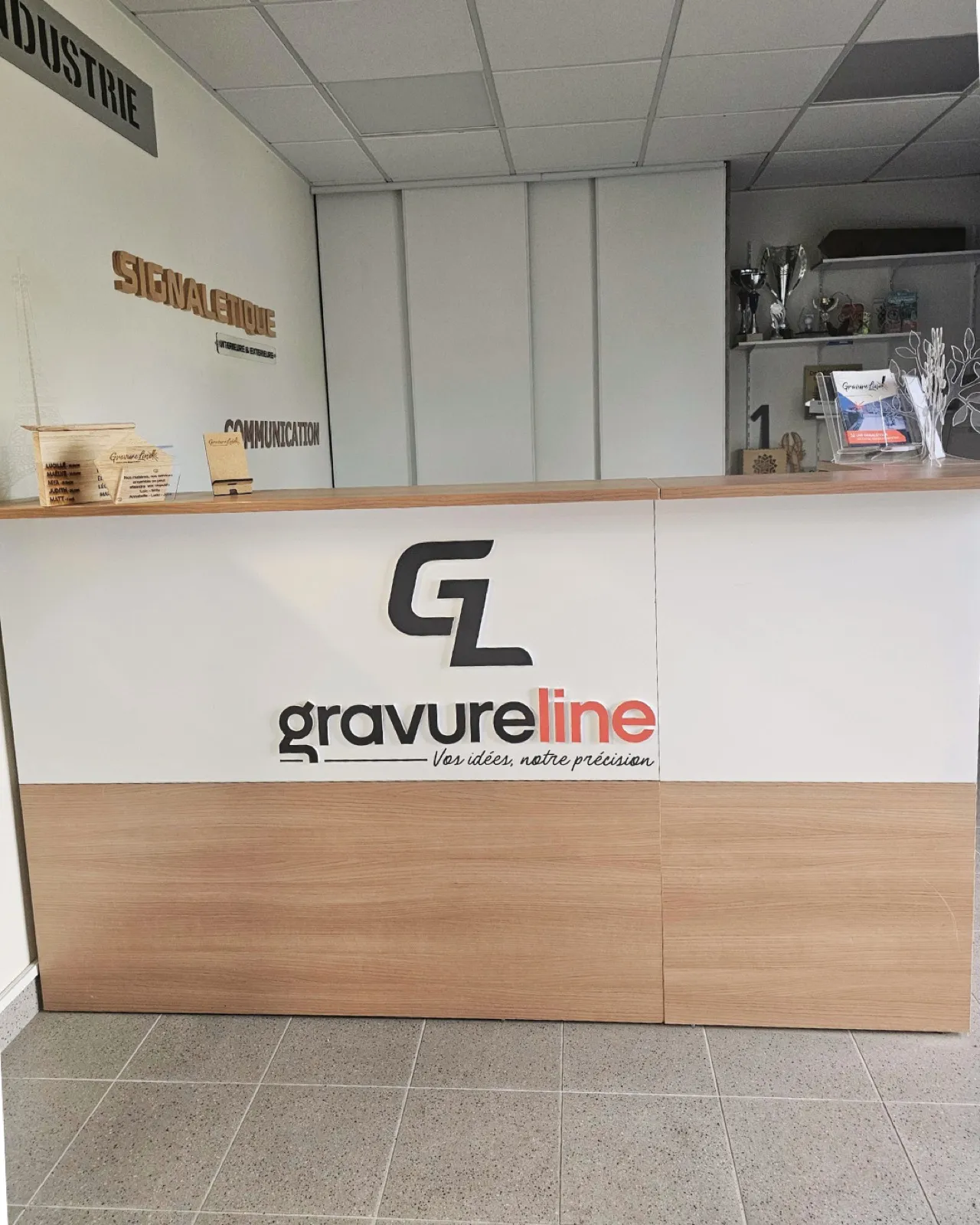 Banque d'accueil (2) — Gravureline