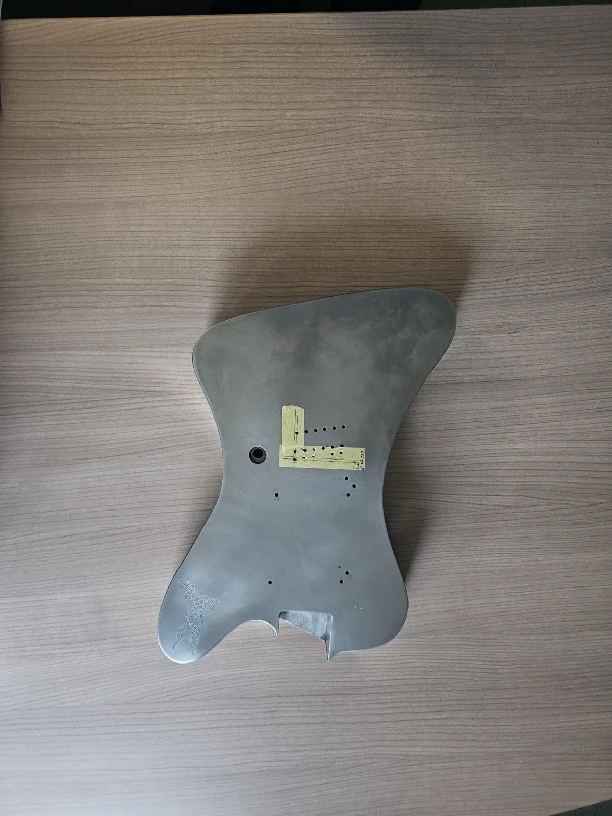 Guitare électrique gravée — photo 4