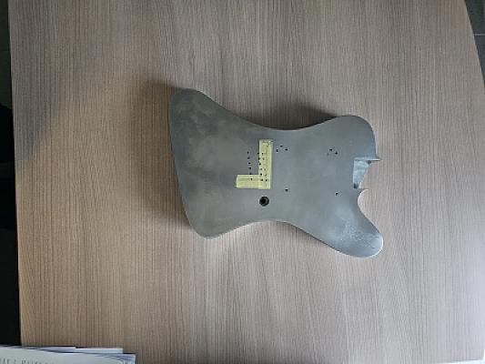 Guitare électrique gravée — vignette 5
